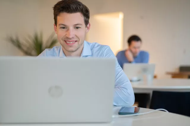Persoon kijkt naar computer